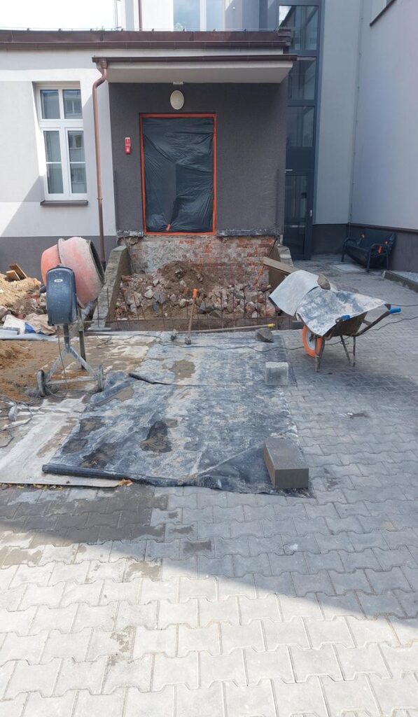 Schody boczne w trakcie